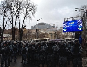 С митинга Партии регионов сбегают госслужащие, но их ловят люди в черном