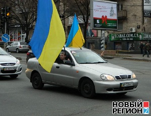 В Запорожье во время автопробега в поддержку Евромайдана одну из машин расстреляли с травматики (ВИДЕО)