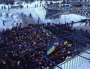 Киевляне массово стягиваются на Евромайдан после ночной попытки разгона (ВИДЕО)