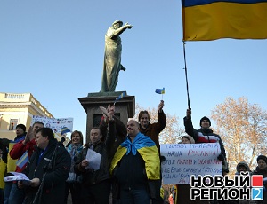 В Одессе на народном вече спели гимн Евромайдана (ВИДЕО)