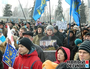 В Запорожье тысячи людей вышли на вече в поддержку Евромайдане (ФОТО)