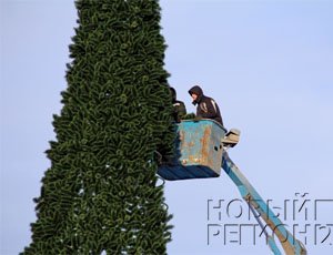 В Челябинске установили новую елку (ФОТО) / Главной городской елке исполнилось 75 лет
