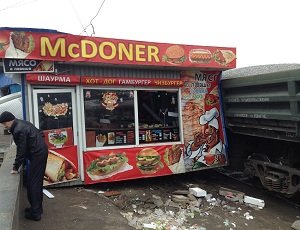 В Киеве около метро «Выдубичи» товарняк протаранил ларьки с шаурмой (ФОТО)