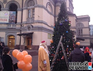 В Киеве у Оперного театра установили четвертую «главную» новогоднюю елку (ФОТО)