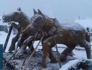 Якутянин изваял из навоза символ Года Лошади (ФОТО)