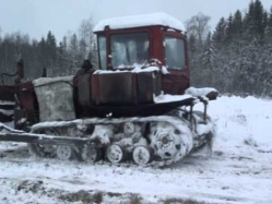 В Якутии ушел под лед озера трактор с людьми