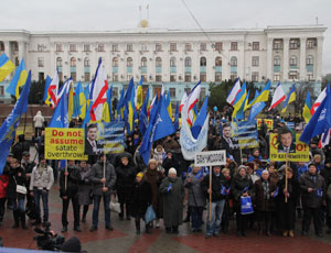 «Регионалы» собрали митинг в Симферополе и отправили очередной поезд в Киев в поддержку антимайдана