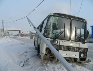 В Якутске пассажирский автобус врезался в столб