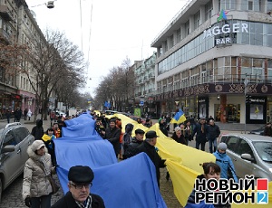 Тысячи одесситов прошли по городу маршем с 500-метровым флагом Украины (ВИДЕО, ФОТО)