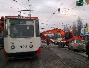 В Невском районе Петербурга экскаватор протаранил трамвай (ФОТО)