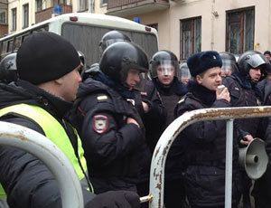 Полиция начала задержания около Замоскворецкого суда в Москве (ФОТО)