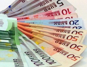 Официальный евро вырос почти на рубль