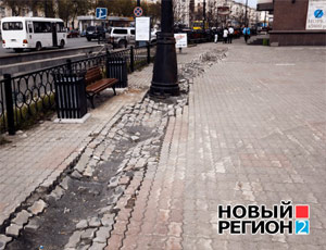 В Екатеринбурге на улице Свердлова вскрылась плиточная кладка (ФОТО)