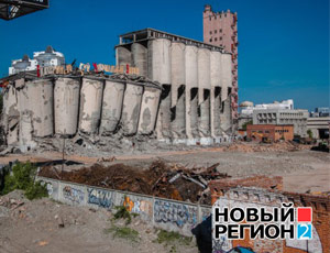 В Екатеринбурге рухнула часть элеватора мукомольного завода (ФОТО)