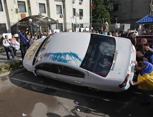 Митингующие забросали посольство РФ в Киеве дымовыми шашками и взрывпакетами