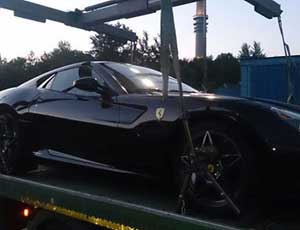 В Москве автомобилист устроил погоню за эвакуатором с Ferrari