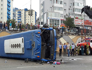 Во Владивостоке автобус выпал с гаражного комплекса на остановку (ФОТО)