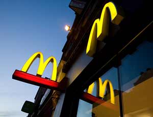 Москвич подал в суд на McDonald's: рыбья кость проколола ему щеку