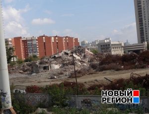 В Екатеринбурге снесли последнюю башню мукомольного завода (ФОТО)