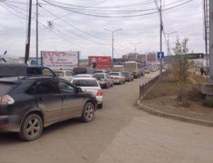 Первый день платной парковки в аэропорту Якутска обернулся скандалом