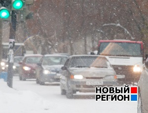 Улицы Екатеринбурга превратились в каток, растет число ДТП (ФОТО)
