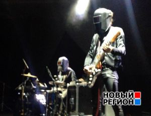 «Киборги» в Екатеринбурге: фрик-дуэт из Италии устроил вечер блюза в сварочных масках (ВИДЕО)