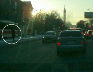 Необычный поступок женщины сняли посреди дороги в Воронеже - Лента новостей Воронежа