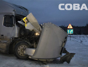 Легковушка спровоцировала лобовое столкновение грузовиков на ЕКАДе (ФОТО) / В аварии погиб шофер одной из грузовых машин