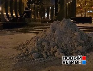 Перед мемориалом «Черный тюльпан» появился огромный снежный горб (ФОТО)