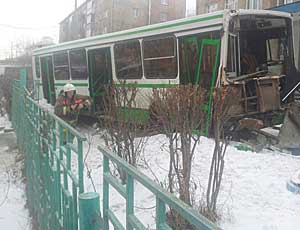 В Красноярске автобус снес забор и въехал в школьный двор