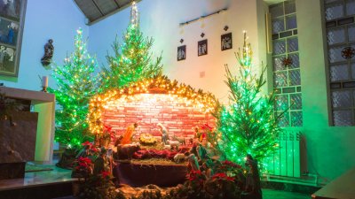 Католики Екатеринбурга готовятся к Рождеству: генконсульства закрыты, храмы украшают к ночной мессе