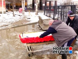 «Стометровка с покойником» – чем обернулся конфликт больницы, морга и «похоронщиков» в Екатеринбурге (ВИДЕО)