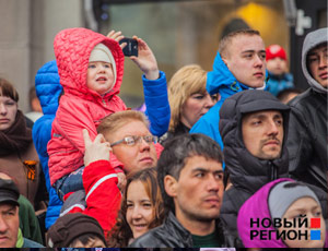 Парад Победы в Екатеринбурге – тысячи людей пришли на площадь, несмотря на дождь (ФОТО, ВИДЕО)