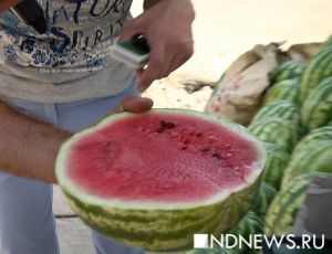 Санитарные врачи предупреждают: арбузы на улице лучше не дегустировать