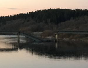 В Архангельской области в реку рухнул пролет 160-метрового моста (ФОТО)