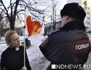 У «Ельцин Центра» Путина несколько часов караулят люди с плакатами (ВИДЕО)