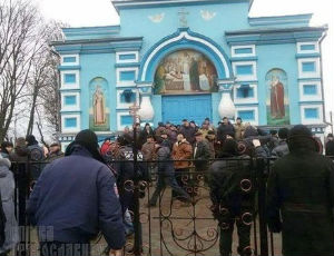 Раскольники при поддержке «Правого сектора» взяли в осаду православный храм под Ровно (ВИДЕО)