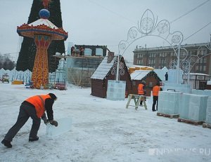 Новогодний городок на площади 1905 года почти собрали: ждем ледяных музыкантов (ФОТО)