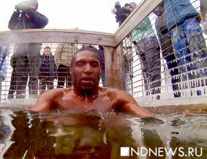 Крещенские купания в Екатеринбурге: студентам из Гвинеи наврали, что вода в проруби теплая (ВИДЕО)