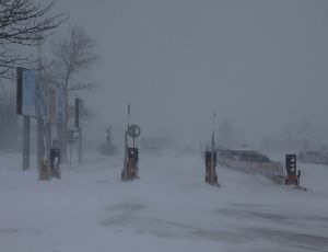 Непогода парализовала работу аэропорта Южно-Сахалинска (ФОТО)