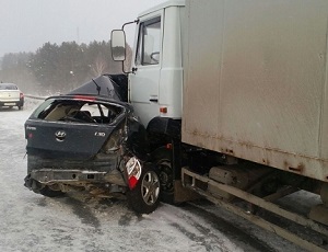 На Серовском тракте женщина на «Хендай i20» погибла, столкнувшись с грузовиком (ФОТО)