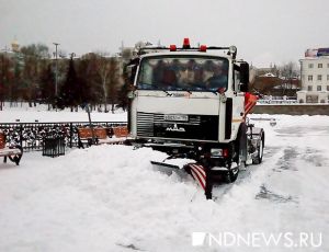 Екатеринбург борется с последствиями сильного снегопада (ФОТО)