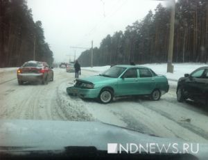Из-за снегопада в Екатеринбурге зафиксированы десятки ДТП и многокилометровые пробки (ФОТО)