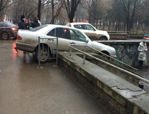 В центре Симферополя водитель «припарковался» прямо на лестнице