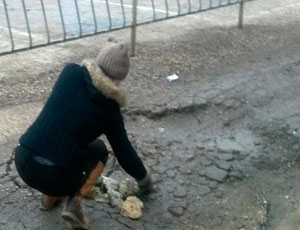 В Керчи водителям общественного транспорта приходится самим латать дороги (ФОТО)