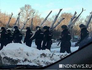 Лыжный десант: полицейских из Екатеринбурга вооружили палками и лыжами (ФОТО)