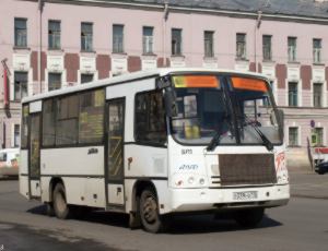 В Петербурге битком набитая маршрутка снесла строительный забор