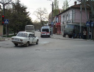 В Феодосии автобус водоканала протаранил офис нотариуса (ФОТО)