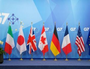 Медведев поручил подготовить контр-санкции в ответ на резолюцию G7