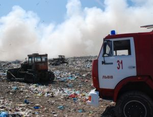 Под Львовом на горящей свалке завалило мусором троих пожарных